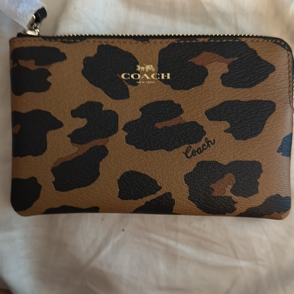 NWT Coach CORNER ZIP WRISTLET WITH LEOPARD PRINT - Picture 2 of 8